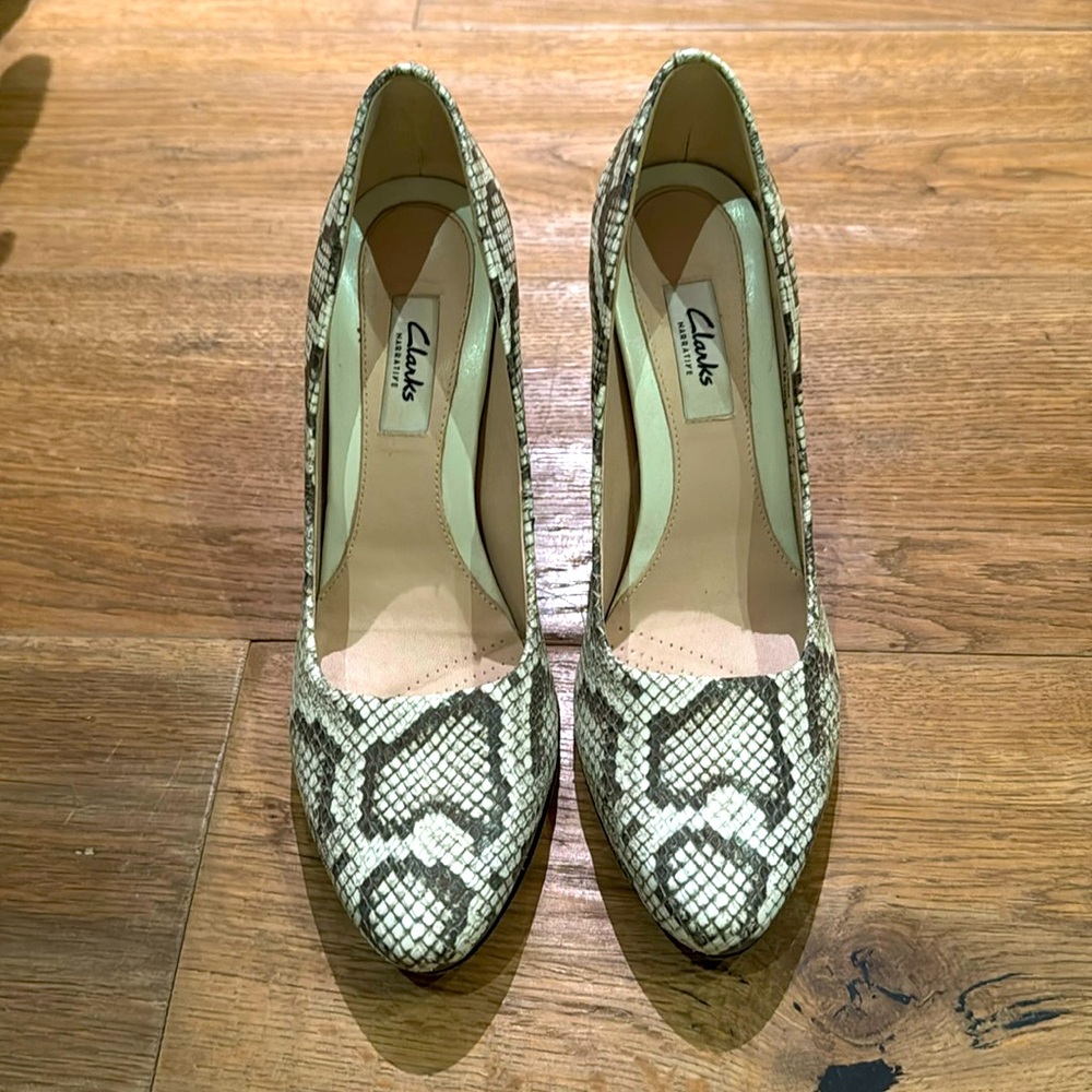 Clarks Narrative gray snake skin pumps size 7.5
